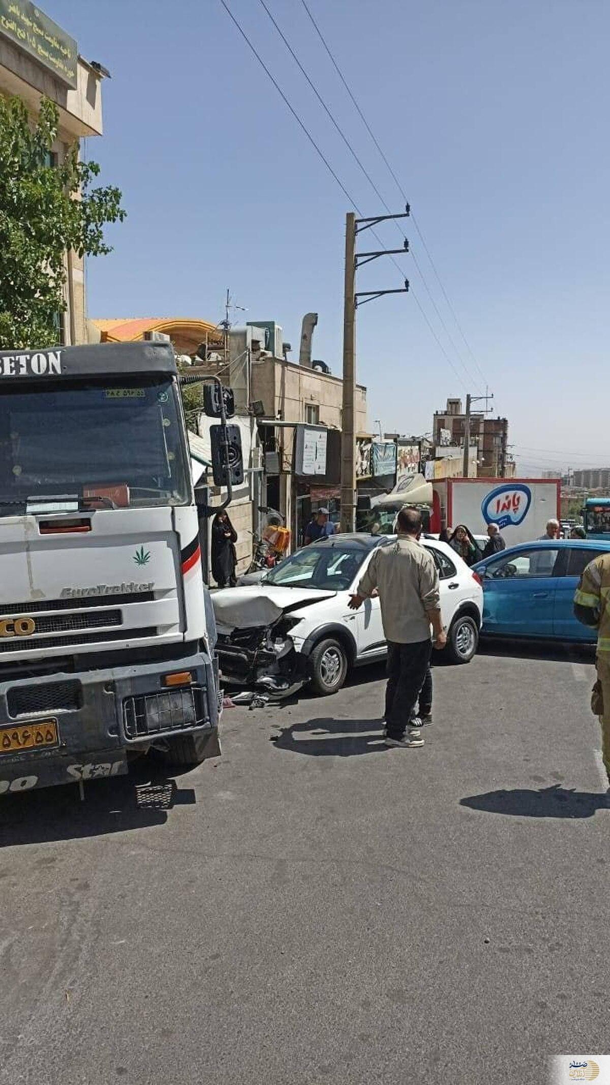 حرکت ناگهانی راننده کامیون میکسر بتن ۳ خودرو را له کرد