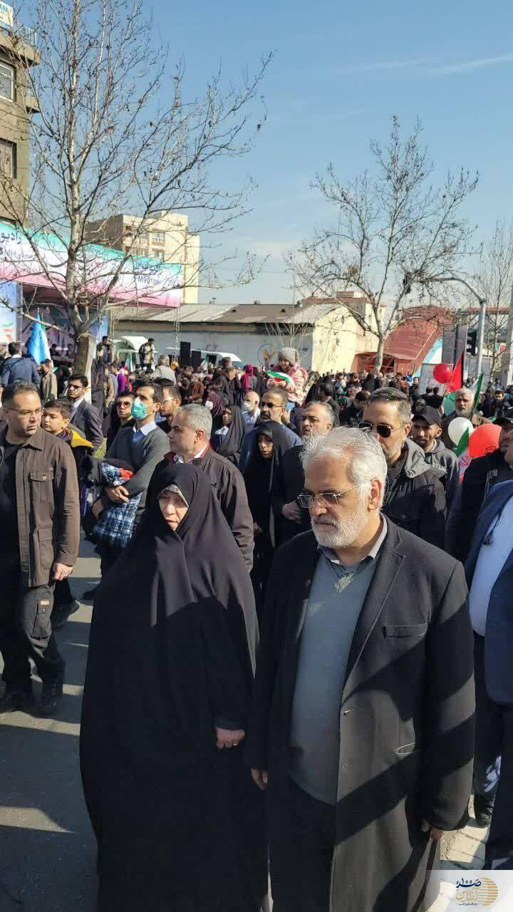 عکس شهید طهرانچی و همسر شهیدش در راهیپمایی