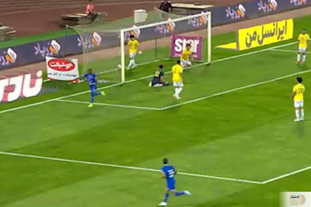 استقلال پیشتاز شد  گل کوشکی در شرایط سخت آب و هوایی + ویدیو