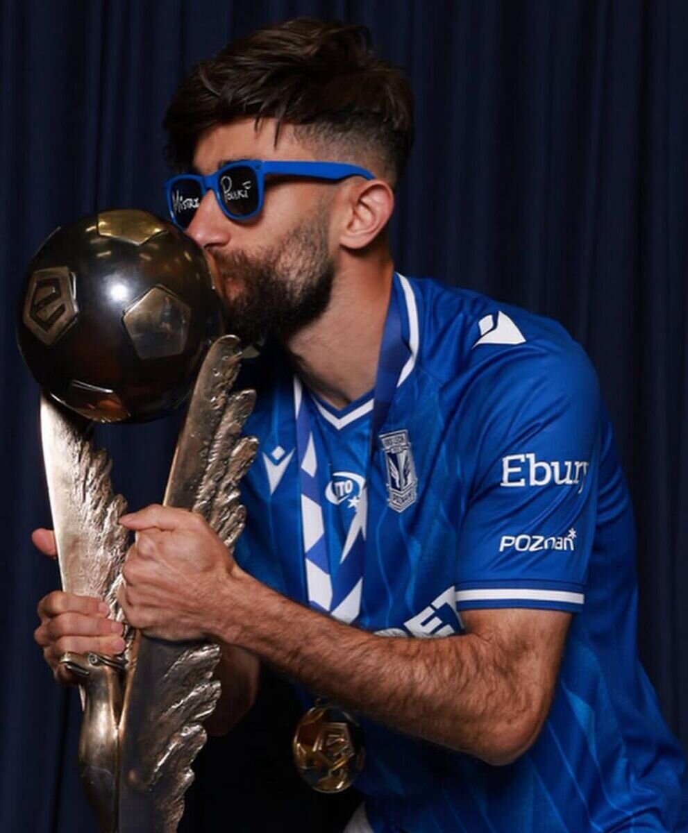 عکس| بوسه گزینه پرسپولیس بر جام قهرمانی لهستان