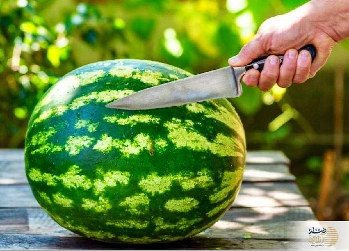 اشتباه خطرناکی که هنگام خوردن هندوانه مرتکب می‌شوید!