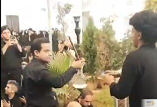 ببینید| ورود رهبر انقلاب به حسینیه امام/ تصاویری که موج هیجان آفرید!