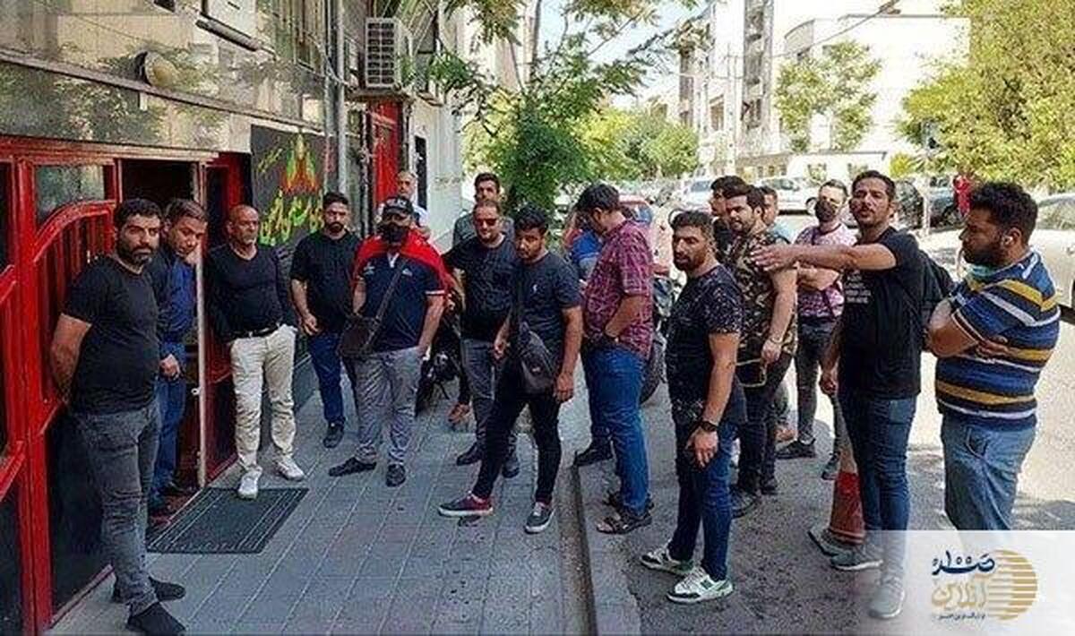 تجمع هواداران مقابل باشگاه پرسپولیس خبرساز شد/ درخواست‌ها و شعارها چه بود؟ + عکس