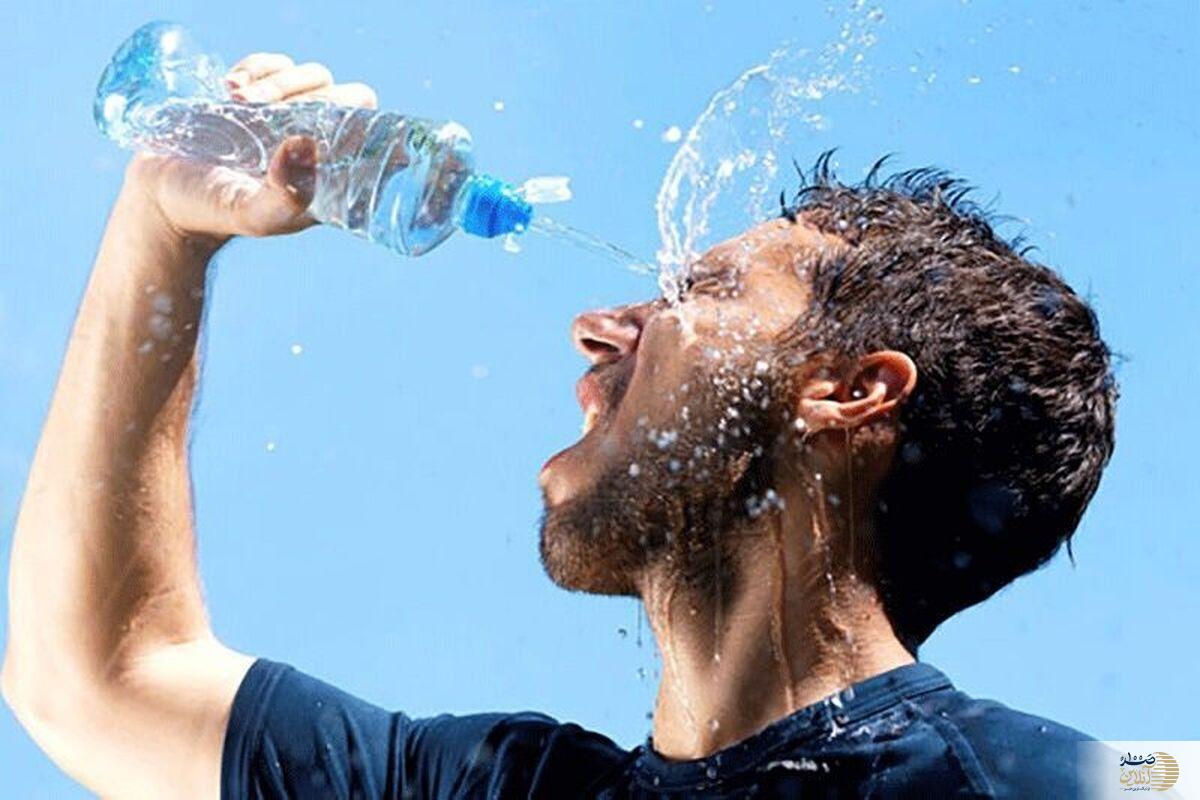 آبِ کراشِ معده/ آیا نوشیدنِ آب همراهِ غذا، هضم را مختل می‌کند؟