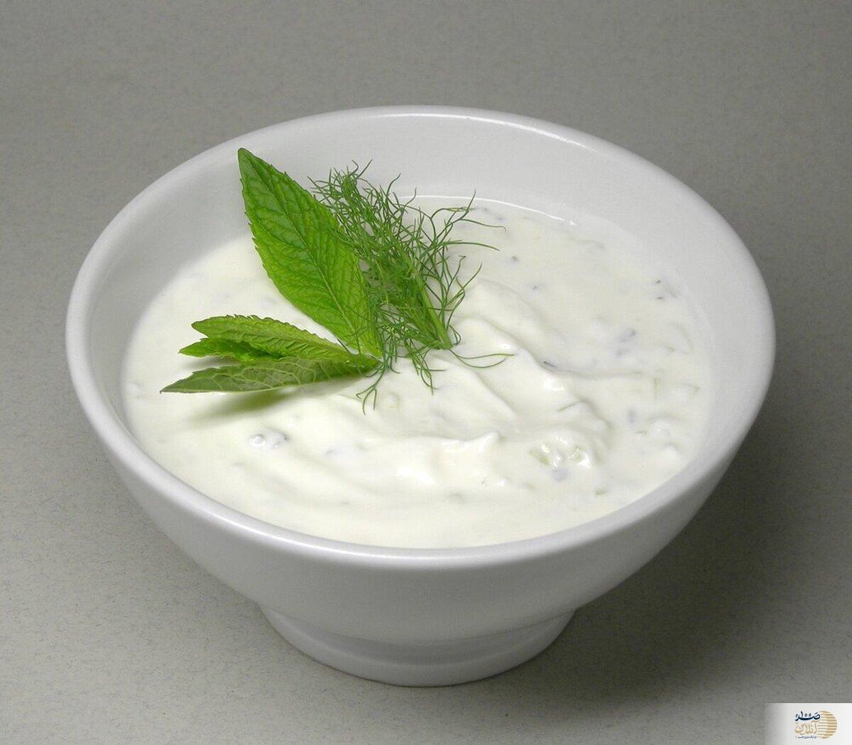 با دیدن این ویدیو دیگر غذایتان را با ماست نمی خورید