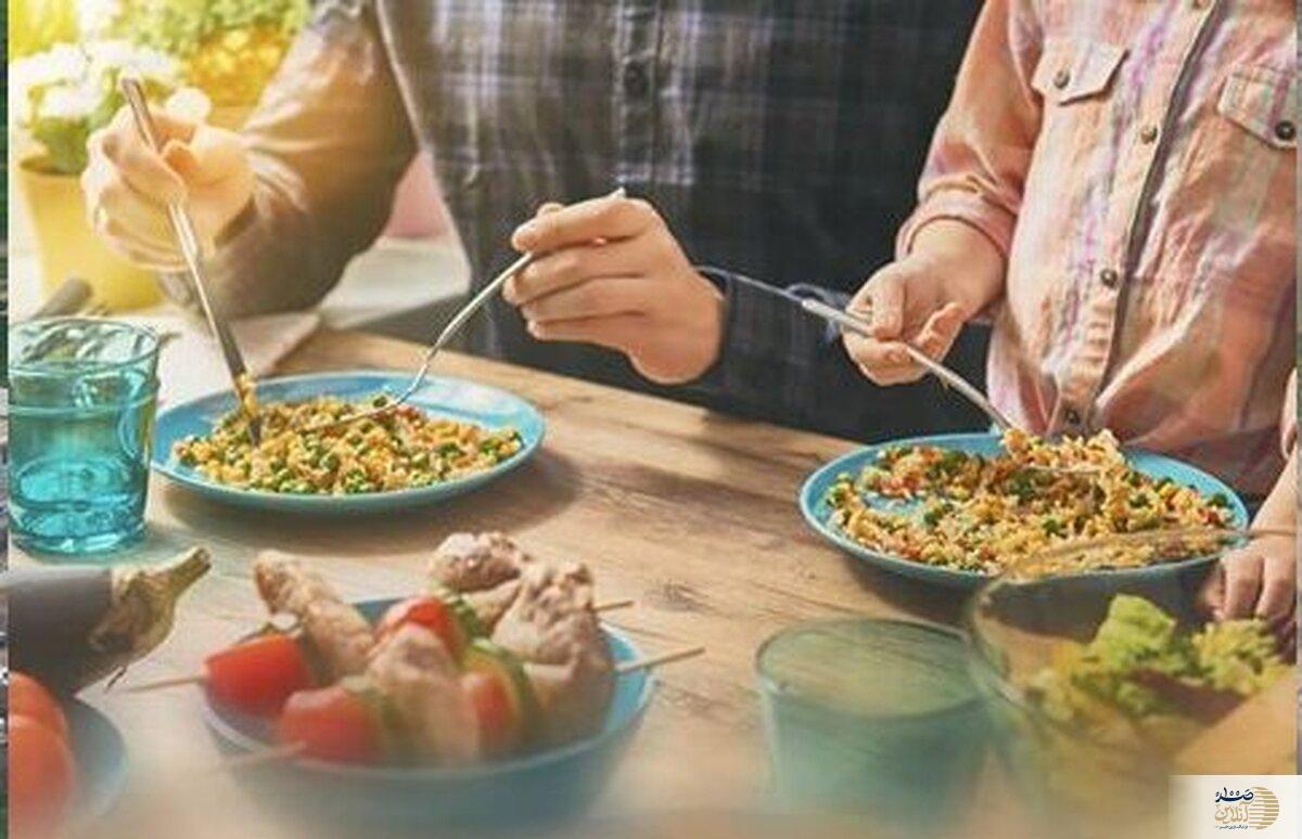 با رعایت این موارد ساده هنگام غذا خوردن همیشه سالم می مانید