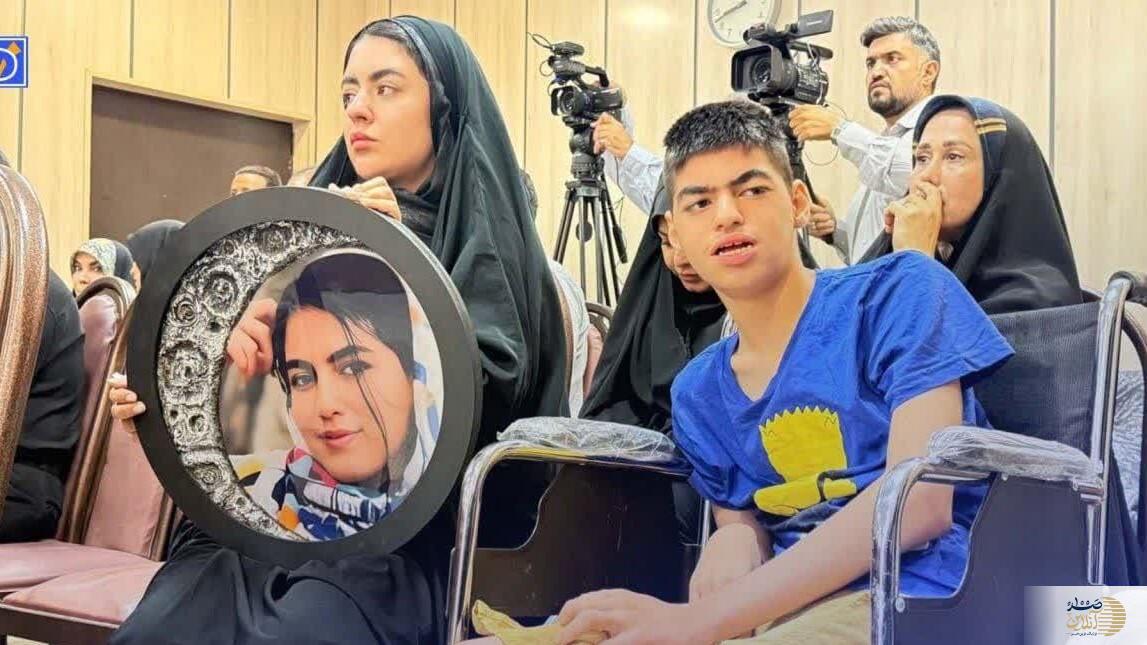 اولین عکس از خانواده الهه حسین نژاد در دادگاه امروز