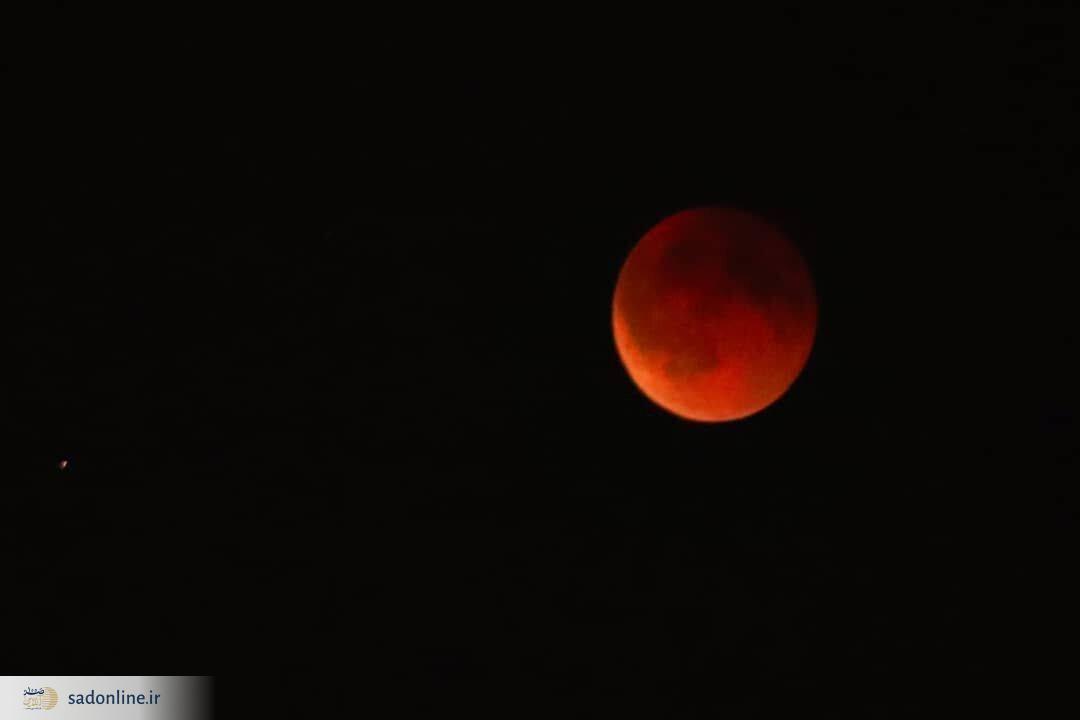 عکس| ماه سرخ بر فراز پایتخت