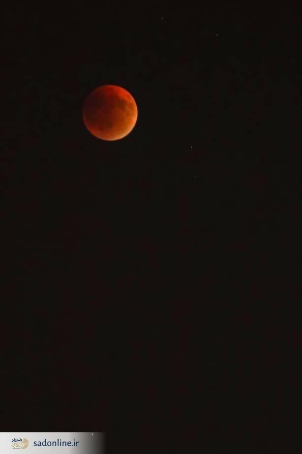 عکس| ماه سرخ بر فراز پایتخت