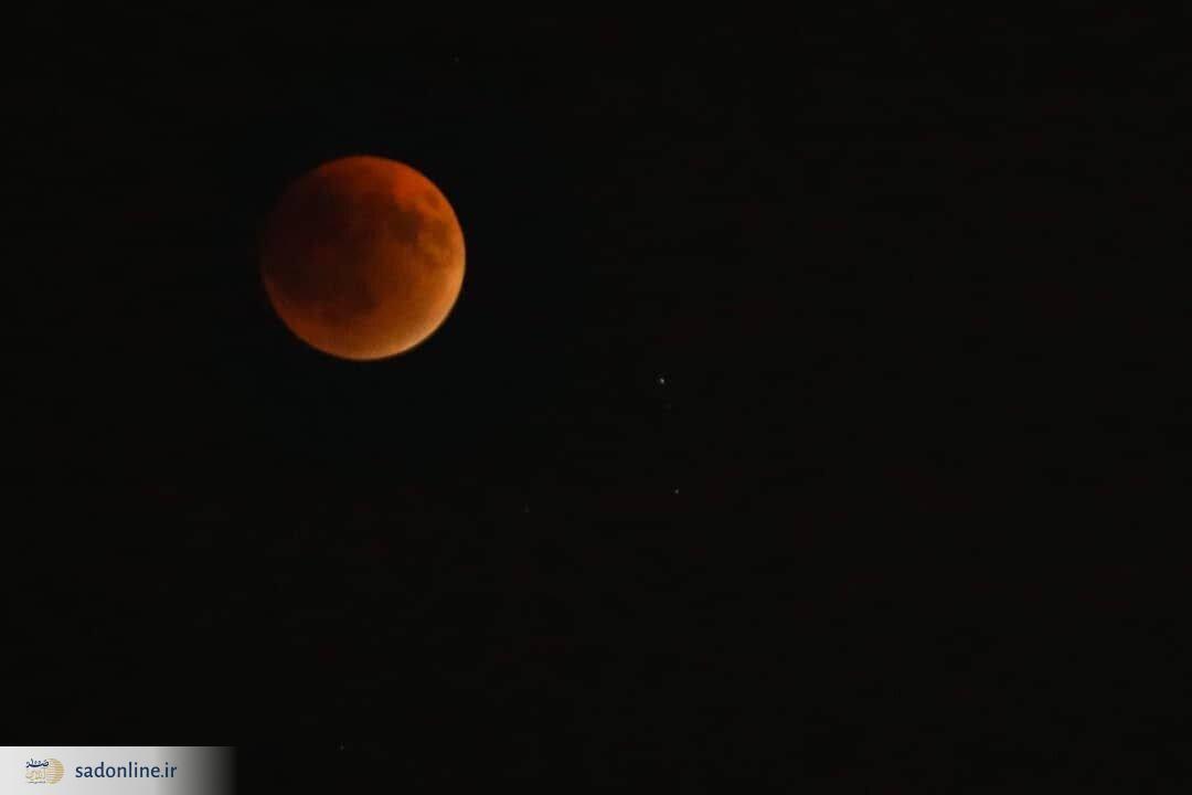 عکس| ماه سرخ بر فراز پایتخت