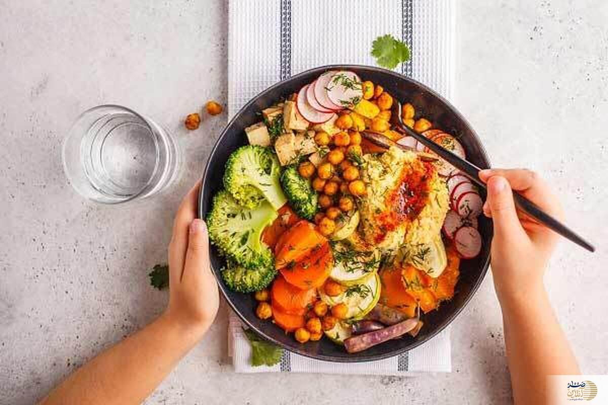 چرا موقع خوردن غذا نباید صحبت کنید؟