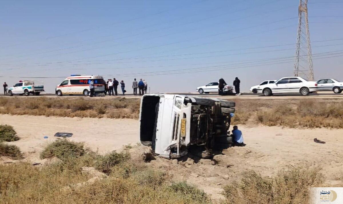 انحراف مینی‌بوس ۲۴ نفر را راهی بیمارستان کرد
