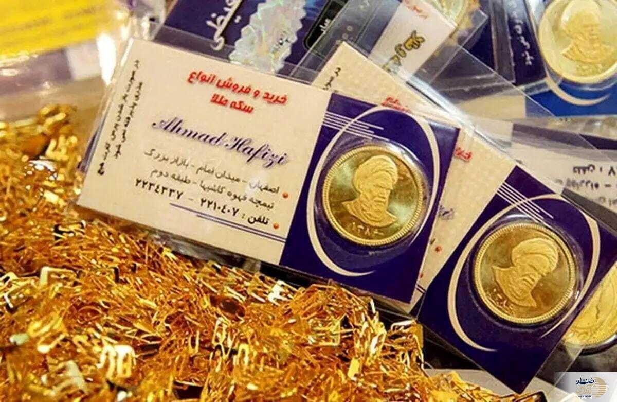 بازار طلا و سکه هم‌زمان با افت دلار مسیر نزولی گرفت