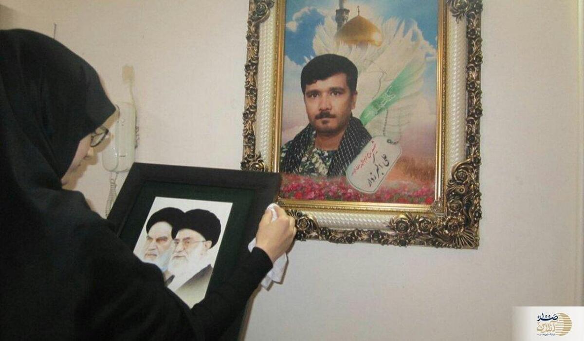 بوسیدن تصاویر شهدا و امام برای زنان؛ حکم شرعی مشخص شد