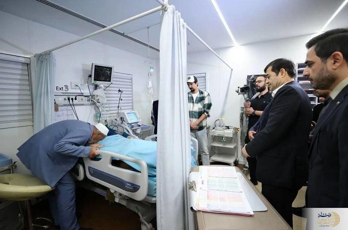 پدر صابر کاظمی در کنار تخت پسر: «پاشو پسرم… لطفاً پاشو» پدر صابر کاظمی در کنار تخت پسر: «پاشو پسرم… لطفاً پاشو»