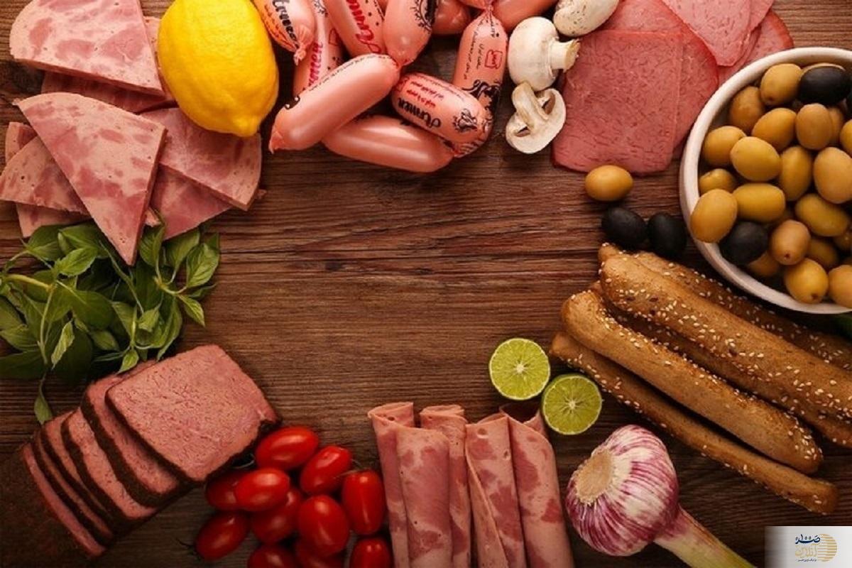 سوسیس و کالباس فاسد چه بلایی سر بدن شما می‌آورد؟