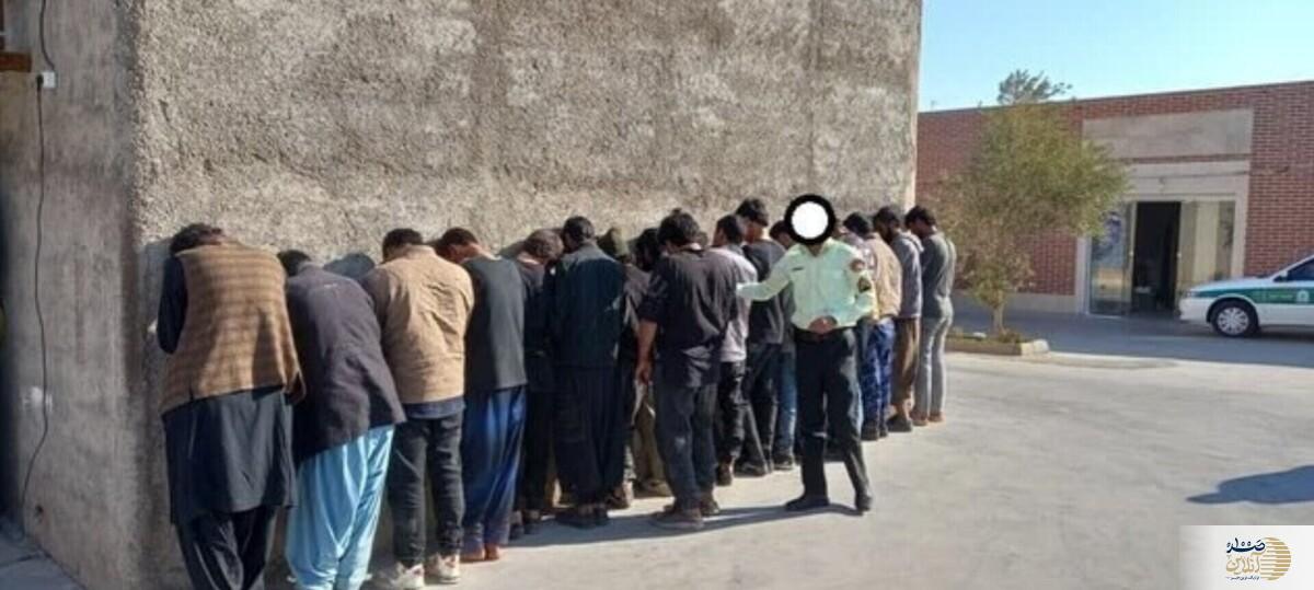 خودروی ون با ۱۷  افغان غیر مجاز توقیف شد