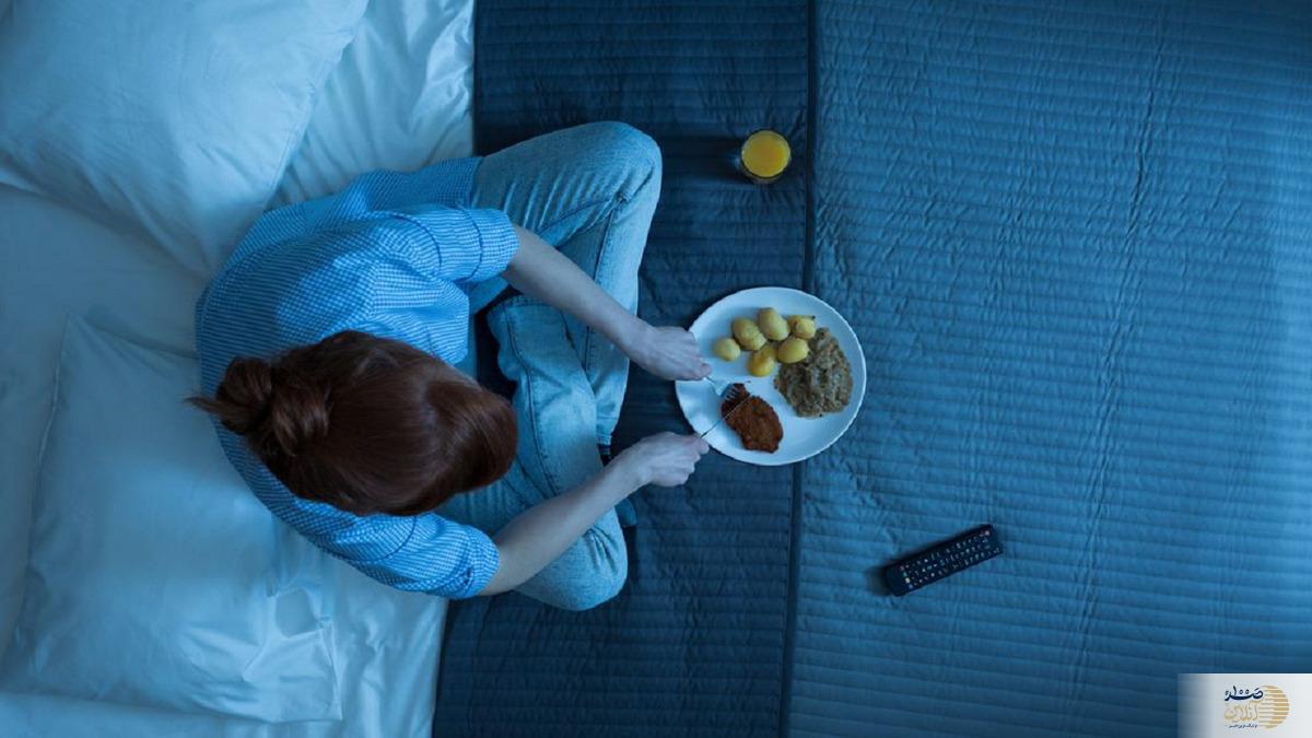 چه ساعتی در شب غذا بخوریم تا مضر نباشد؟