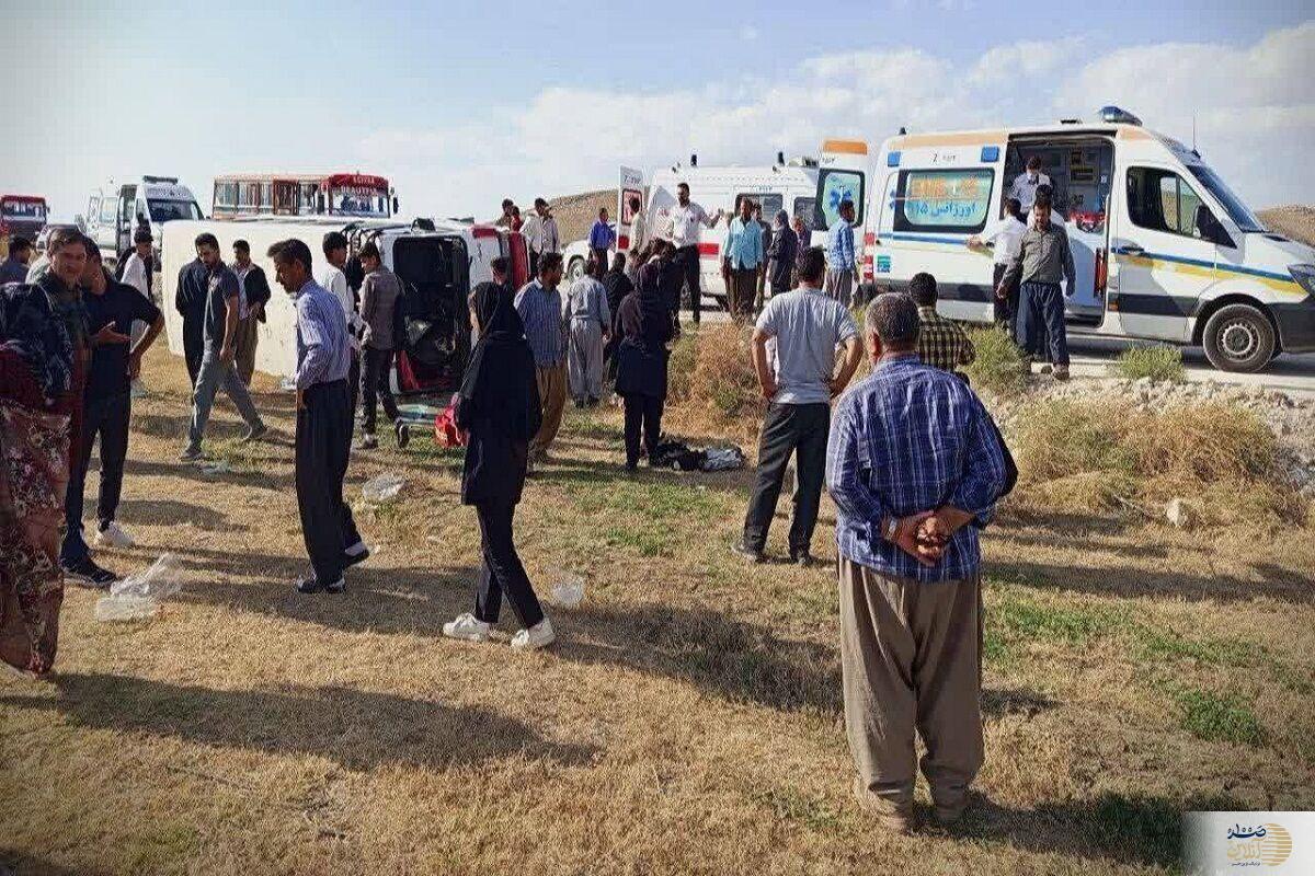 مینی‌بوس حامل دانش‌آموزان واژگون شد  ۱۳ نفر راهی بیمارستان شدند