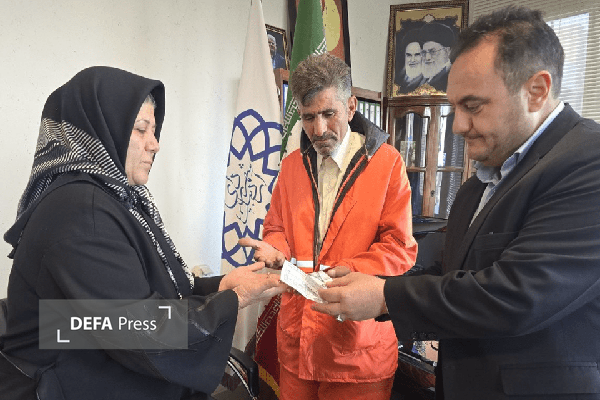 حس وظیفه شناسی کارگر شهرداری؛ طلای ۹۶ میلیونی به صاحبش بازگشت حس وظیفه شناسی کارگر شهرداری؛ طلای ۹۶ میلیونی به صاحبش بازگشت