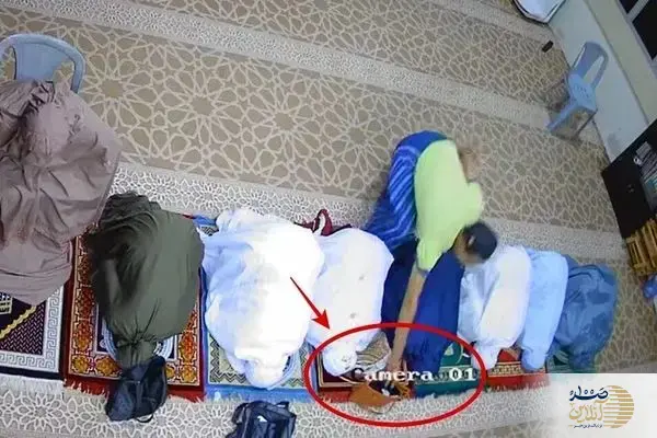 ببینید/ دزدیدن کیف زنان هنگام اقامه نماز در مسجد