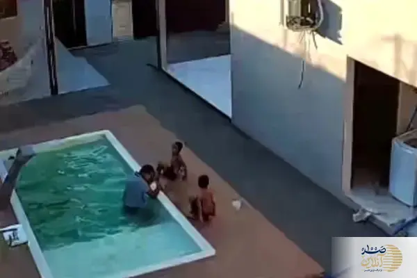 ببینید/ لحظه ترسناک افتادن دو برادر در استخر و نجات شگفت‌انگیز آن‌ها
