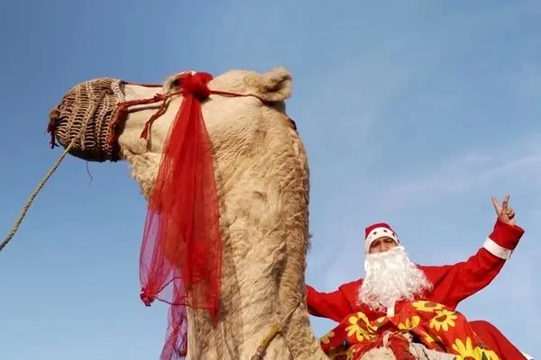 ببینید/ کریسمس متفاوت با شترسواری و اسکی‌بازی بابانوئل‌ها