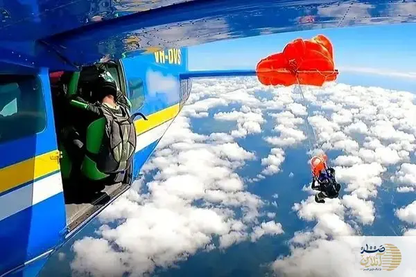 ببینید/ گیر کردن چتر نجات به بال هواپیما/ لحظه خطرناک برای چترباز