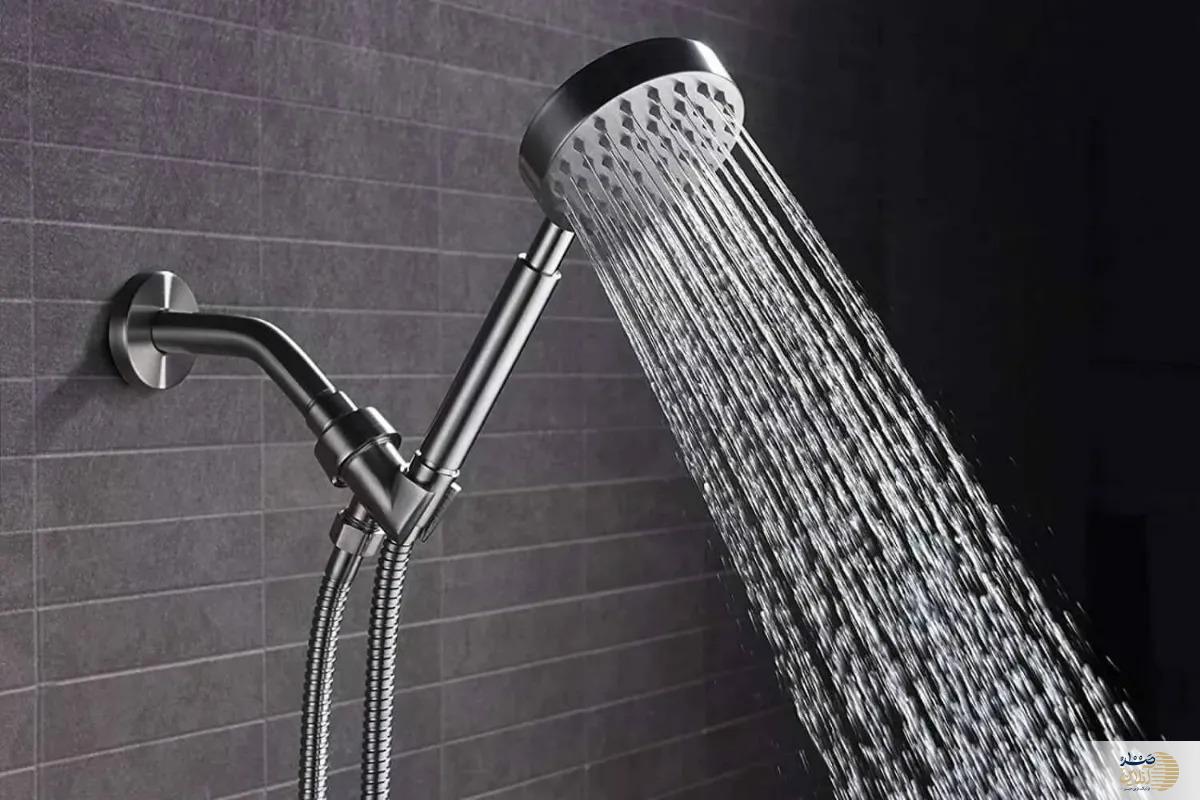 آیا باید از حمام رفتن ترسید؟   باکتری‌های پنهان در سردوش