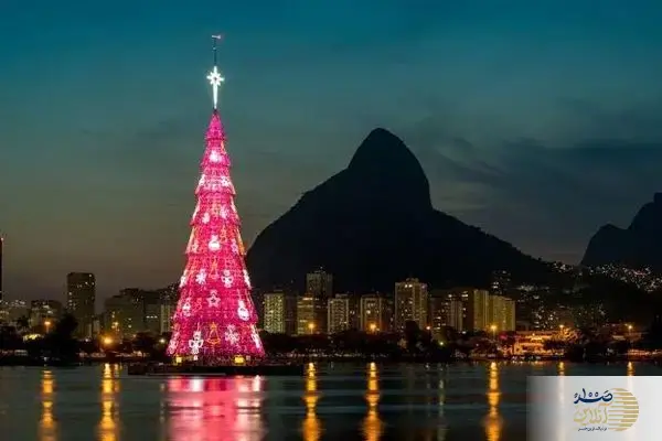 ببینید/ واژگونی وحشتناک و مرگبار جرثقیل هنگام برپایی درخت کریسمس