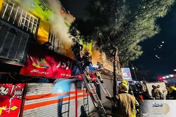 ببینید/ تصاویر جدید از نجات دو زن از شعله‌های آتش پاساژ پردیسان