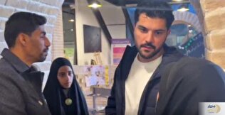 ببینید/ حضور سینا مهراد در میان خانواده کودکان شهید میناب