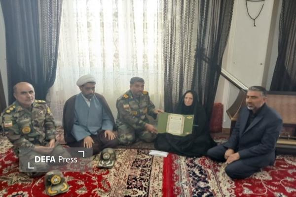 ارشد نظامی آجا در استان‌های قزوین و زنجان با خانواده شهید هدایت دانشور دیدار کرد