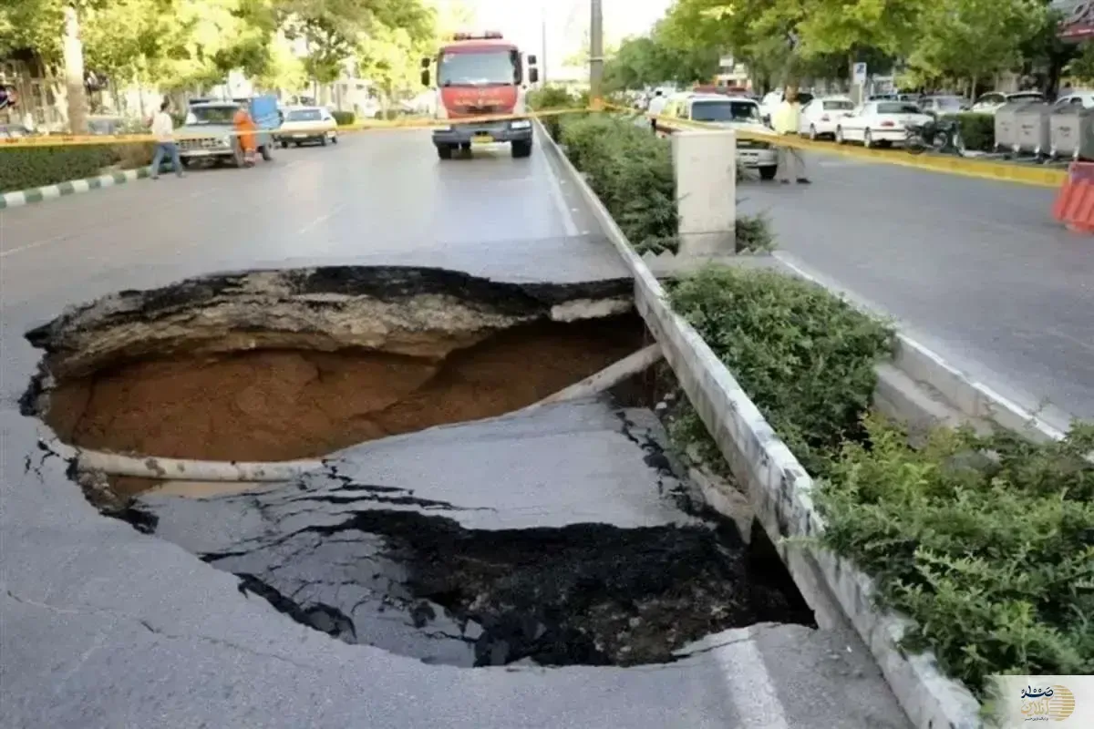 فاجعه در شهرک ولیعصر تهران/ فرونشست زمین ماشین ها را بلعید