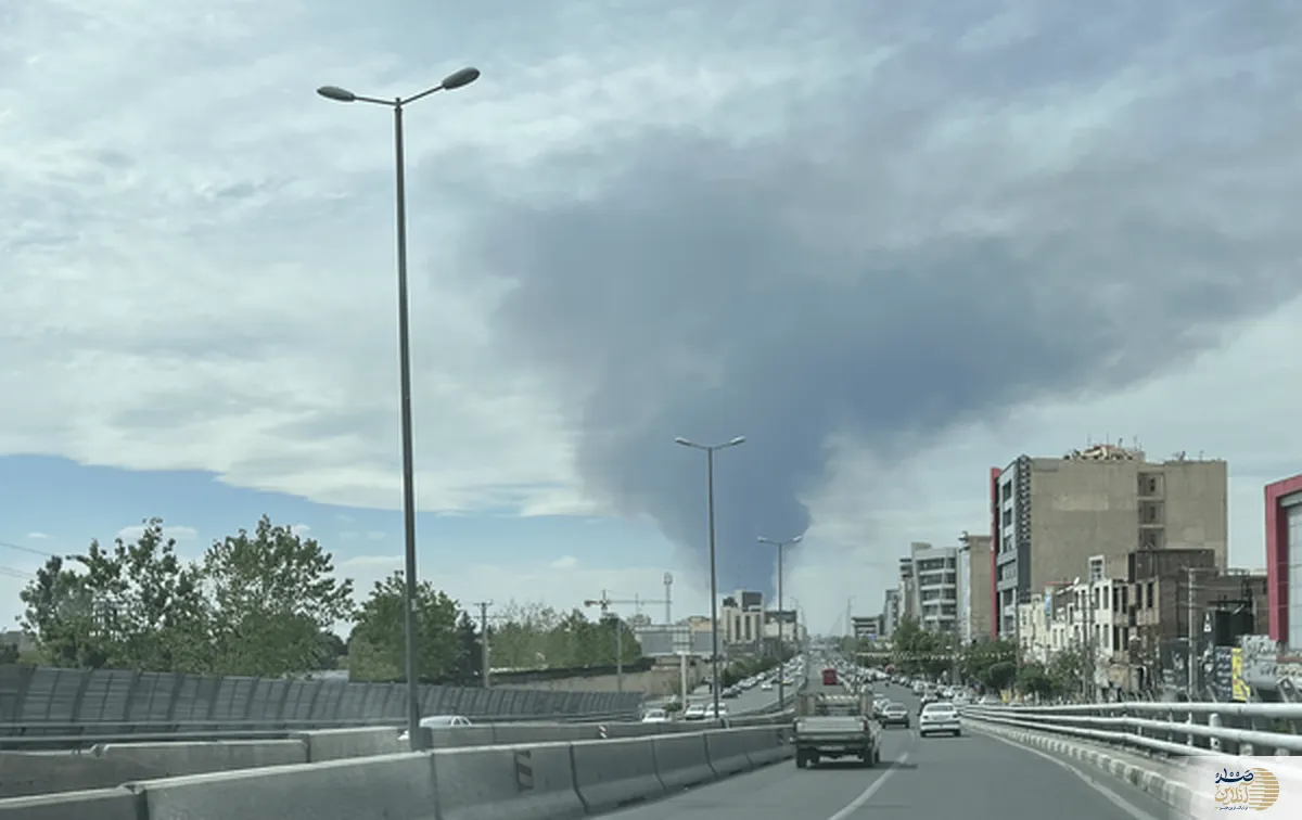 آتش‌سوزی مهیب در کارخانه چسب البرز/ دود غلیظ آسمان منطقه را فرا گرفت
