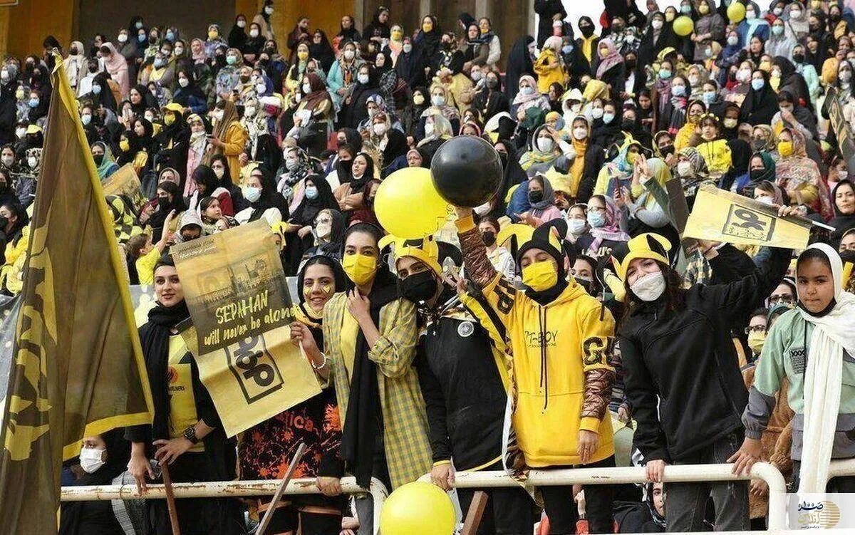 سپاهانی‌ها به جایگاه هواداران این تیم در ورزشگاه آزادی اعتراض کردند