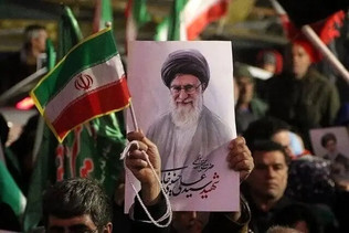 گزارش روسیا الیوم از حضور گسترده مردم ایران در مراسم تشییع رهبر شهید انقلاب