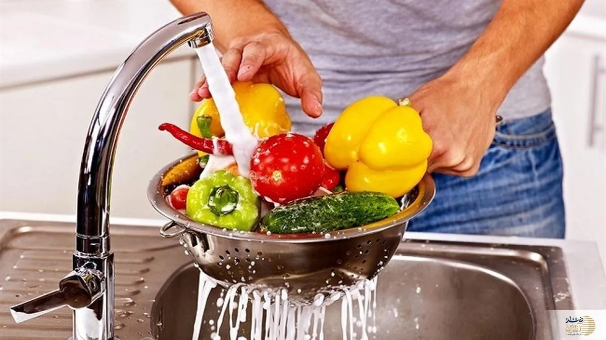 اشتباهات رایج در شستشوی مواد غذایی که سلامتی شما را تهدید می‌کند