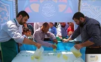 ایستگاه صلواتی با یک بیل پر از شیرینی + ویدئو