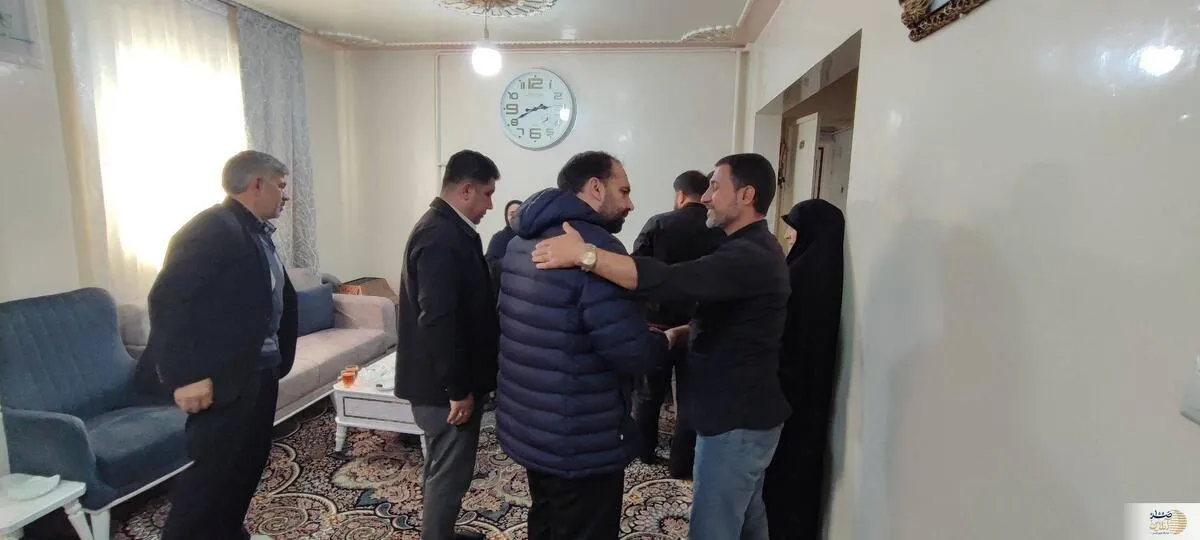 تکریم حماسه‌ی سرخ در قلب کیانشهر؛ دیدار عضو شورای اسلامی شهر تهران با خانواده شهید رضا قلی‌زاده