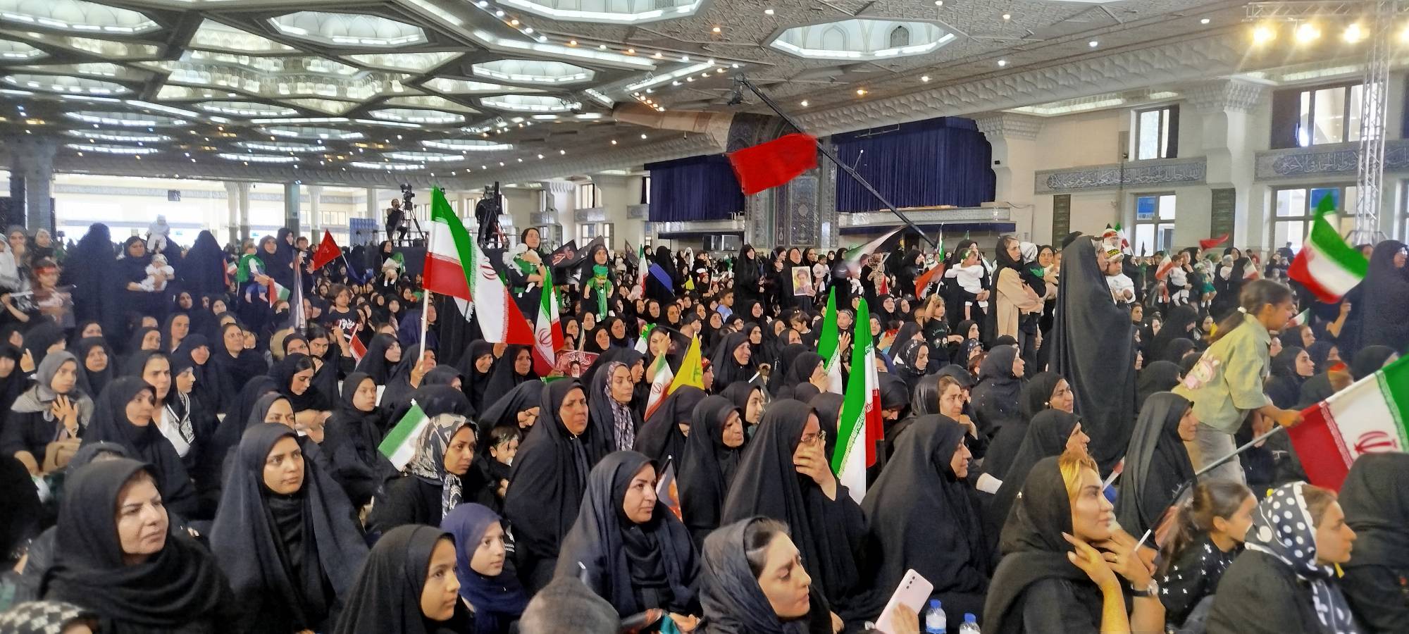تصاویراجتماع بزرگ مادران و شیرخوارگان عاشورایی و نکوداشت کودکان شهید جنگ تحمیلی دوم و سوم در مصلی تهران