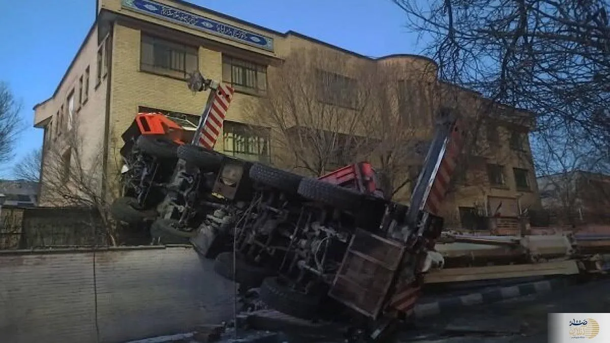 واژگونی وحشتناک جرثقیل در تهران
