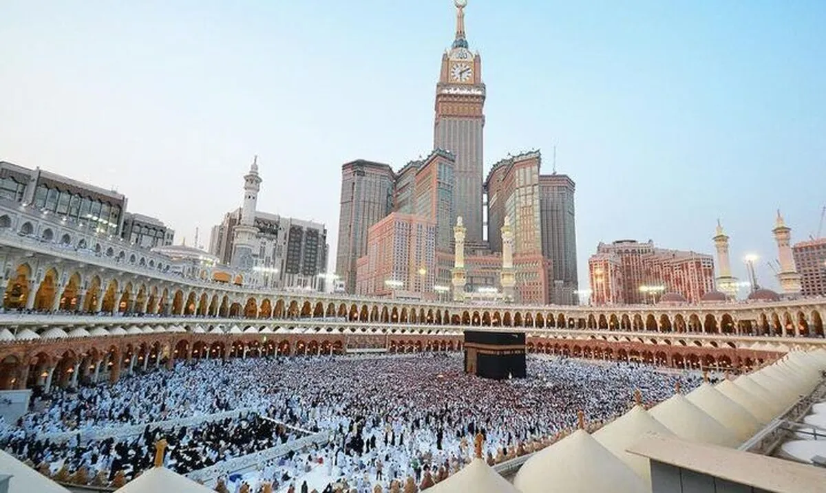 فتوای آیت‌الله سیستانی: استفاده از ماشین سقف‌دار در مسیر میقات به مکه جایز است