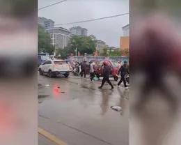 لحظه وحشتناک برخورد خودرو با دانش‌آموزان همه را شوکه کرد +ویدئو