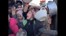 ببینید| مردم غزه برای غذاخوردن صف می‌کشند!
