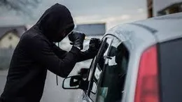 شیوه وحشیانه یک سارق برای دزدیدن چراغ خودرو که پربازدید شد +ویدیو