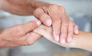 دعای پدر و مادر شاه‌کلید گشایش، برکت و عاقبت‌بخیری است