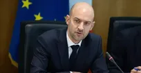 پارادوکس پاریس: وزیر خارجه فرانسه از آمریکا و ایران می‌خواهد تنش را کم کنند، اما خود تحریم‌ها را ادامه می‌دهد!