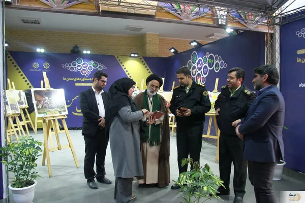 بازدید سید مهدی حسین زاده دبیرکل بنیاد قرآن از نمایشگاه دستاوردهای سمن&zwnj;های شهر تهران