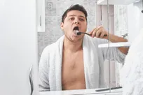 فاجعه‌ی بوی بد دهان صبحگاهی؛ چرا باکتری‌ها در دهان شما جشن می‌گیرند؟ + راهکار فوری برای فرار از این کابوس